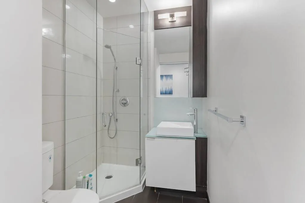 Apartment Next To Rogers Center, With Cn Tower View, Lake View, And Free Parking Toronto