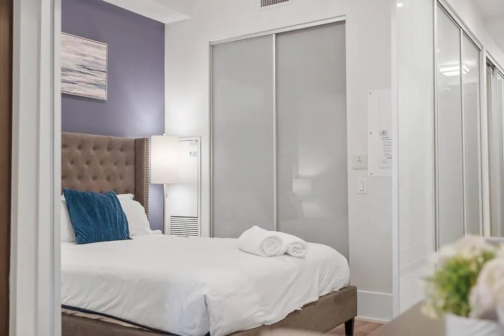 Apartment Next To Rogers Center, With Cn Tower View, Lake View, And Free Parking Toronto